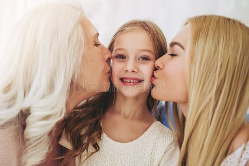 Filha, mãe e avó em casa foto de stock royalty free Filha, mãe e avó em casa foto de stock royalty free