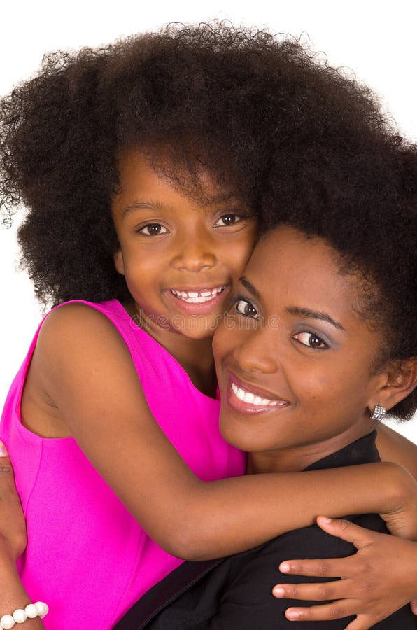 Filha preta da mãe que levanta felizmente imagens de stock royalty free
