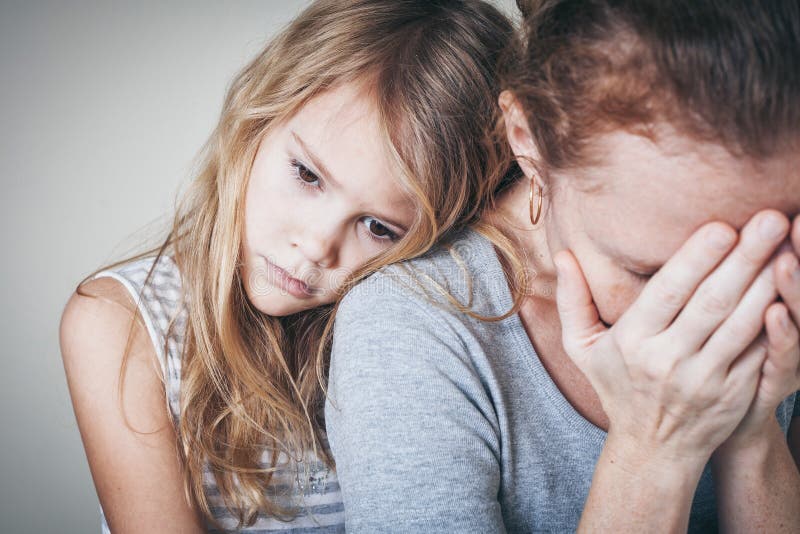 Filha triste que abraça sua mãe fotos de stock Filha triste que abraça sua mãe fotos de stock