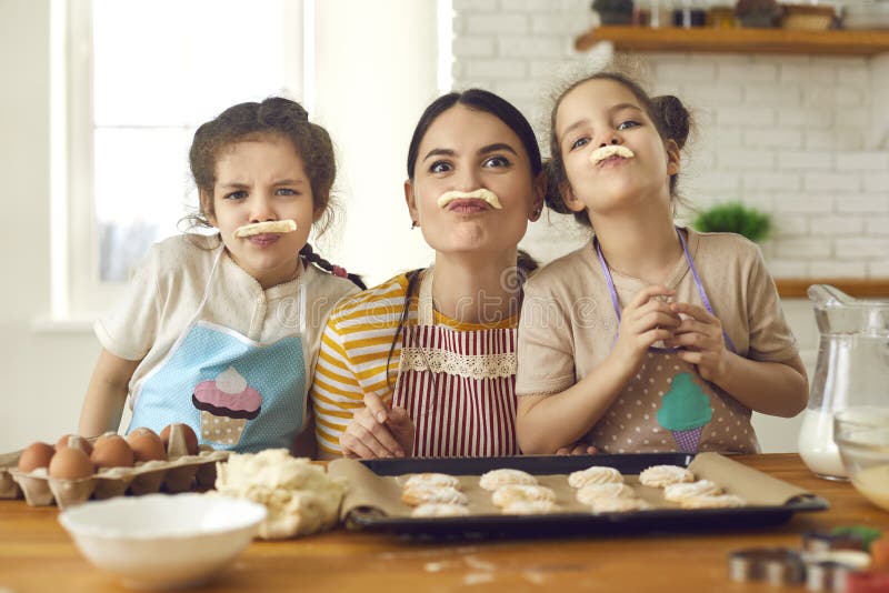 Mãe e filho na cozinha foto de stock. Imagem de vegetariano - 65173156