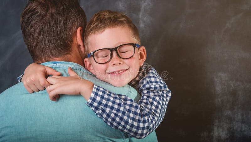 Filho abraçando seu pai. cuidar do pai adotivo dá apoio ao filho dele. pai solteiro, com o filho nas mãos e
