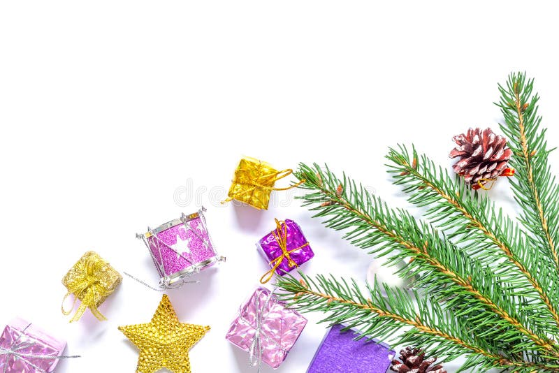 Filial av en julgran med bollar, grankottar, traditionella godisar och askar med gåvor som isoleras på vit bakgrund royaltyfri foto Filial av en julgran med bollar, grankottar, traditionella godisar och askar med gåvor som isoleras på vit bakgrund royaltyfri foto
