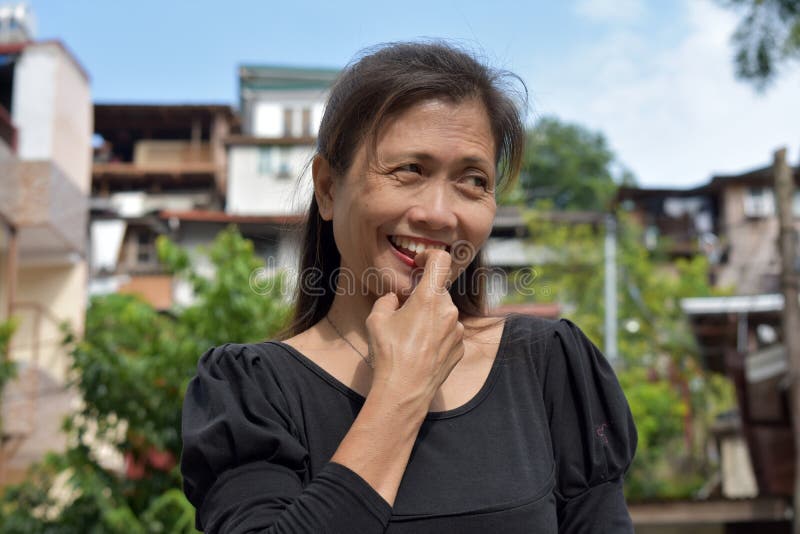 Filipina Female Senior pensativo fotografía de archivo Filipina Female Senior pensativo fotografía de archivo