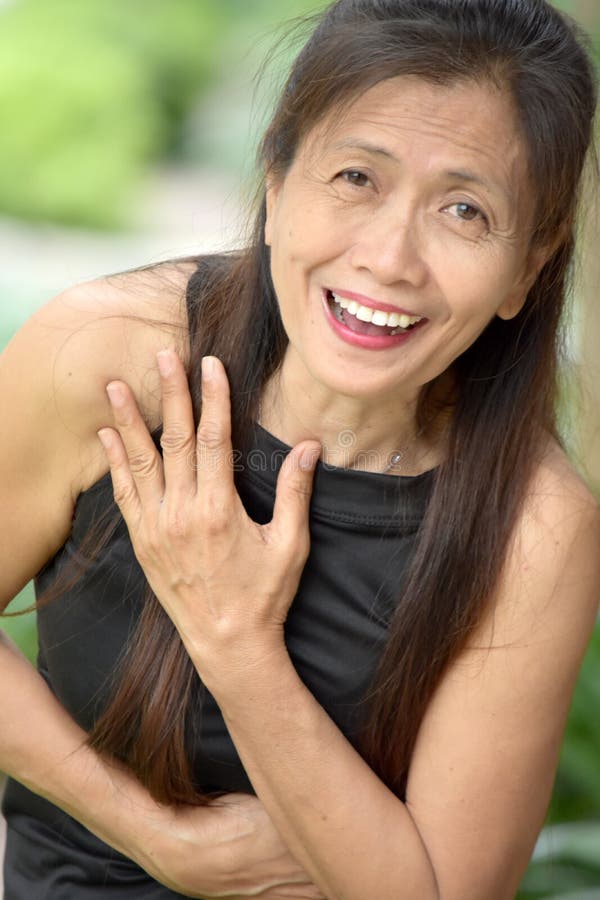 Filipina Adult Female With Thumbs Mayor Para Arriba Foto De Archivo Imagen De Jubilado