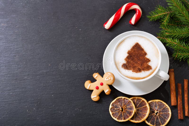 Filiżanka cappuccino kawa z choinka imbirem i rysunkiem zdjęcie royalty free Filiżanka cappuccino kawa z choinka imbirem i rysunkiem zdjęcie royalty free