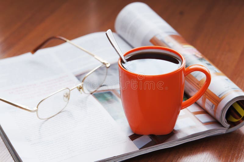 Filiżanka kawy i magazyn zdjęcia stock Filiżanka kawy i magazyn zdjęcia stock