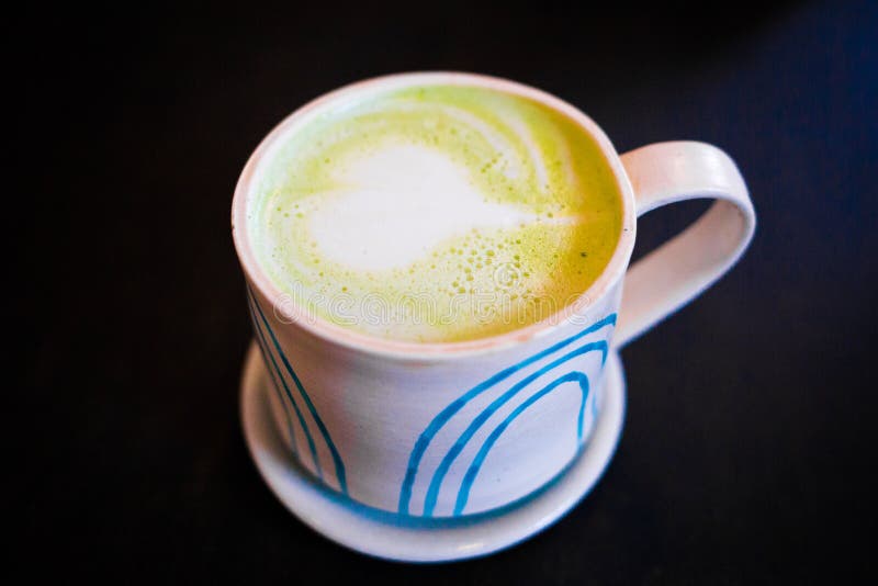 Filiżanka Matcha latte zielona herbata z sercem zdjęcia stock Filiżanka Matcha latte zielona herbata z sercem zdjęcia stock