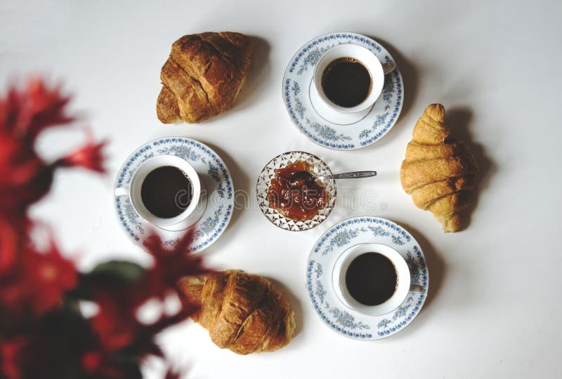 Filiżanki czarna kawa, croissants i dżem, obrazy stock Filiżanki czarna kawa, croissants i dżem, obrazy stock