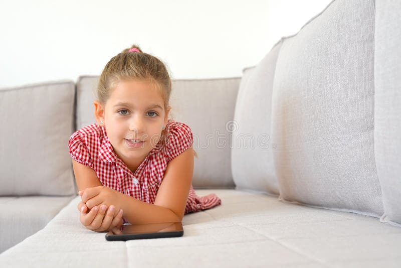 Fille adorable apprenant avec son dispositif de comprimé photos libres de droits Fille adorable apprenant avec son dispositif de comprimé photos libres de droits