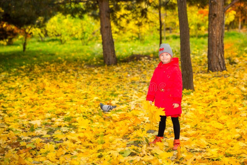 Fille adorable heureuse d'enfant avec des feuilles en parc d'automne Automne Le bureau de C images libres de droits Fille adorable heureuse d'enfant avec des feuilles en parc d'automne Automne Le bureau de C images libres de droits