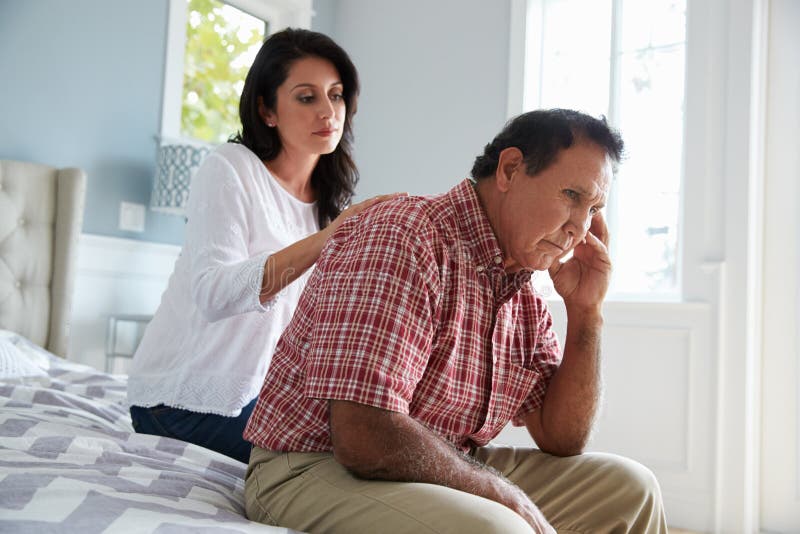 Fille adulte soulageant le père Suffering With Dementia photographie stock Fille adulte soulageant le père Suffering With Dementia photographie stock