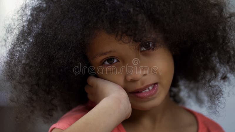 Fille africaine adorable souriant à la caméra, émotions positives, concept d'enfance photo libre de droits Fille africaine adorable souriant à la caméra, émotions positives, concept d'enfance photo libre de droits