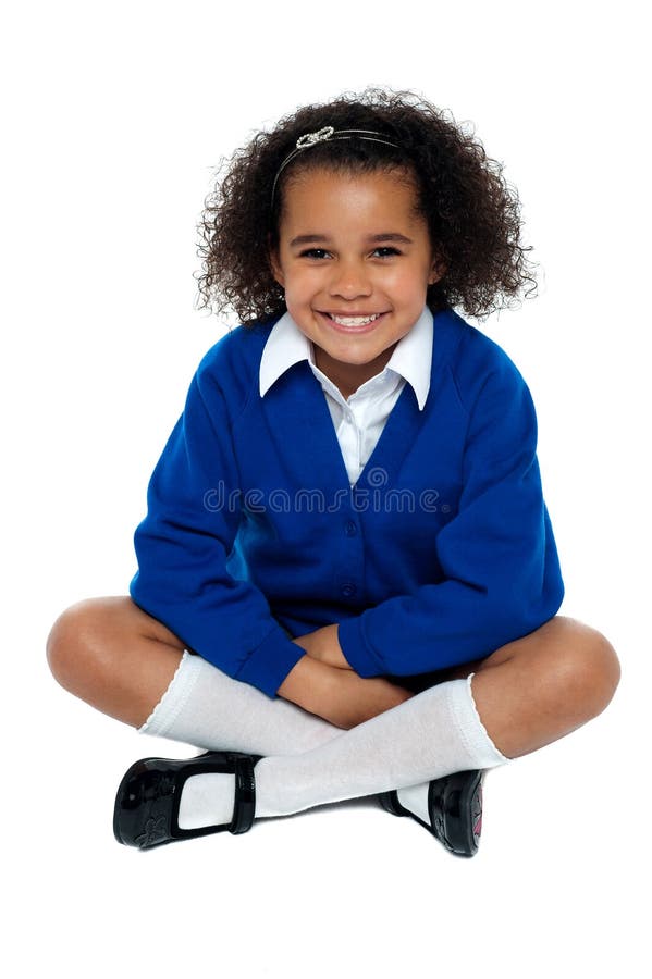 Fille africaine avec du charme d'école flashant un sourire image libre de droits Fille africaine avec du charme d'école flashant un sourire image libre de droits
