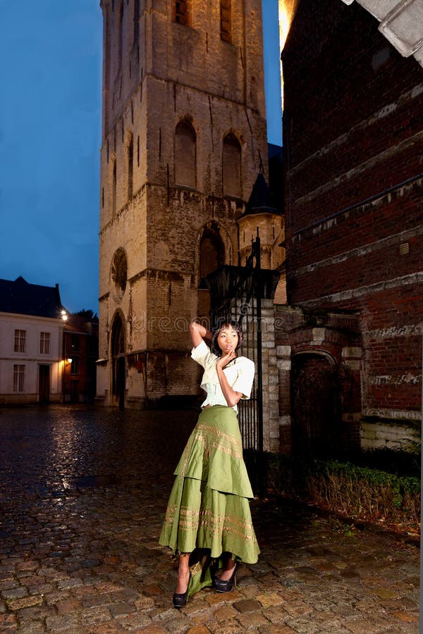 Fille africaine dans la robe victorienne dans la ville images stock Fille africaine dans la robe victorienne dans la ville images stock