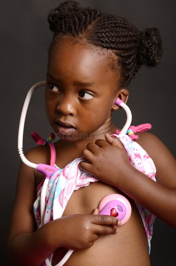 Fille africaine tenant un stéthoscope sur son coeur