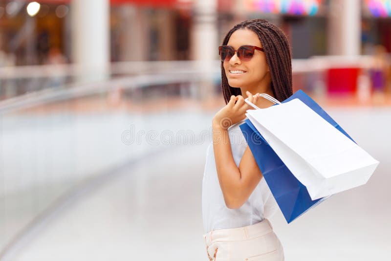 Fille agréable faisant des achats photo libre de droits