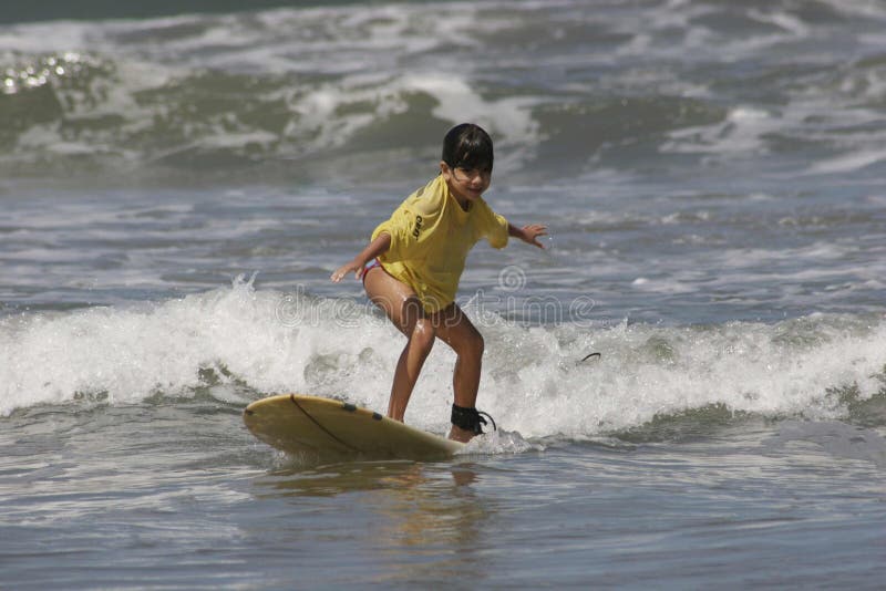 Fille apprenant à surfer photos stock