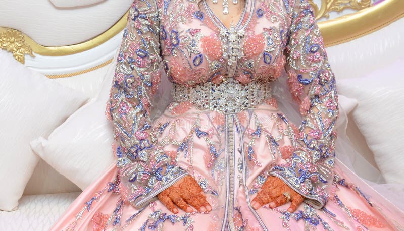 Une Femme A Tatoue Les Jeunes Mariees Remettent Au Henne Mariage Marocain Les Traditions Du Maghreb Image Stock Image Du Henne Beau Une Femme A Tatoue Les Jeunes Mariees Remettent Au Henne Mariage Marocain Les Traditions Du Maghreb Image Stock Image Du Henne Beau