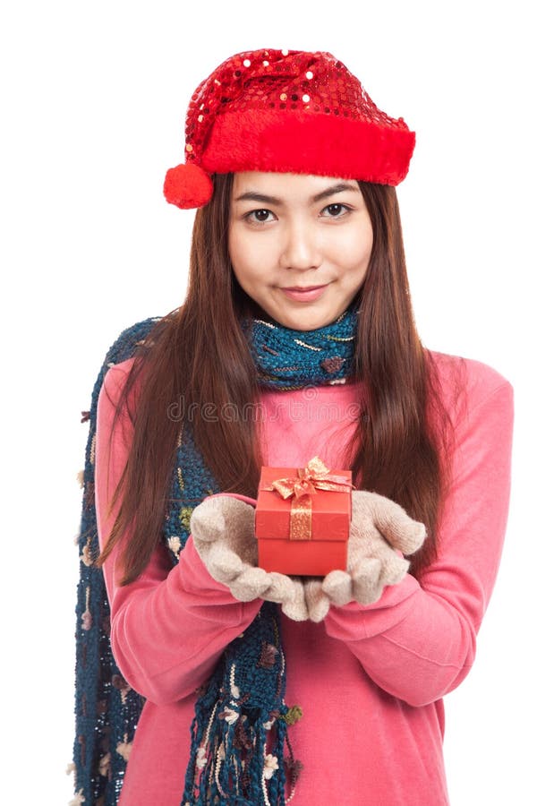 Fille asiatique avec l'exposition rouge de chapeau de Noël un boîte-cadeau photos libres de droits Fille asiatique avec l'exposition rouge de chapeau de Noël un boîte-cadeau photos libres de droits