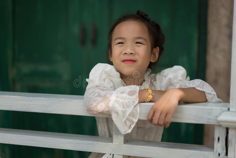 Fille asiatique avec la robe traditionnelle thaïlandaise photos libres de droits Fille asiatique avec la robe traditionnelle thaïlandaise photos libres de droits