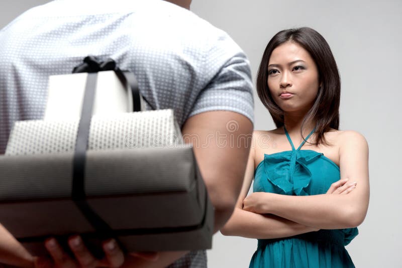 Fille asiatique dérangée avec le garçon photographie stock Fille asiatique dérangée avec le garçon photographie stock