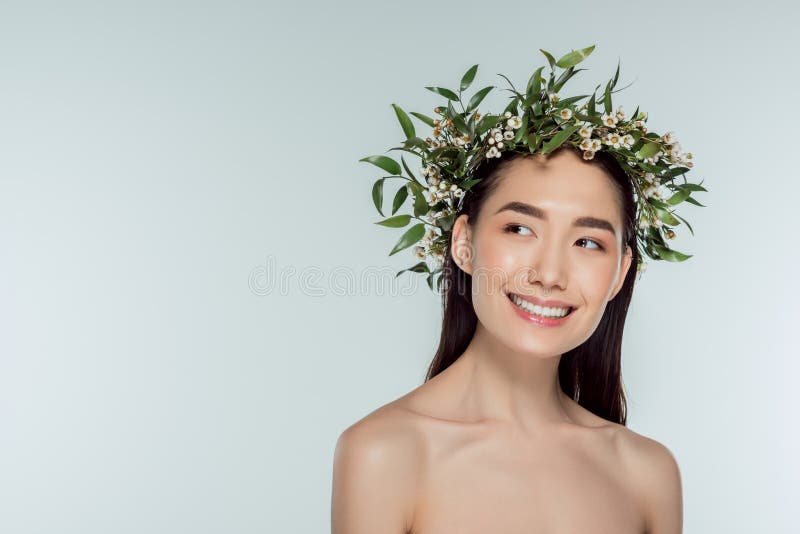 Fille Asiatique Nue Attirante En Guirlande Florale Verte Image Stock