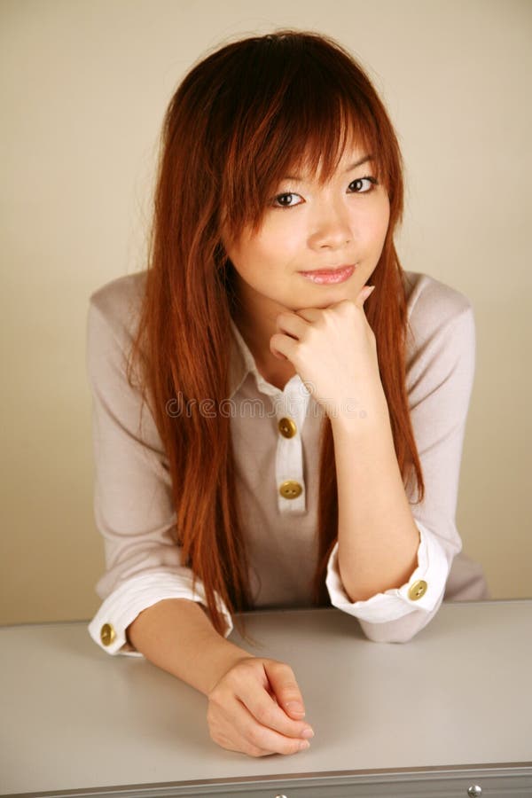 Fille asiatique regardant le visualisateur photos stock Fille asiatique regardant le visualisateur photos stock