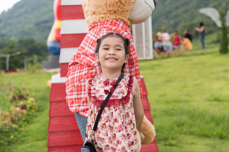 Fille asiatique étreignant une position d'ours de nounours photographie stock Fille asiatique étreignant une position d'ours de nounours photographie stock