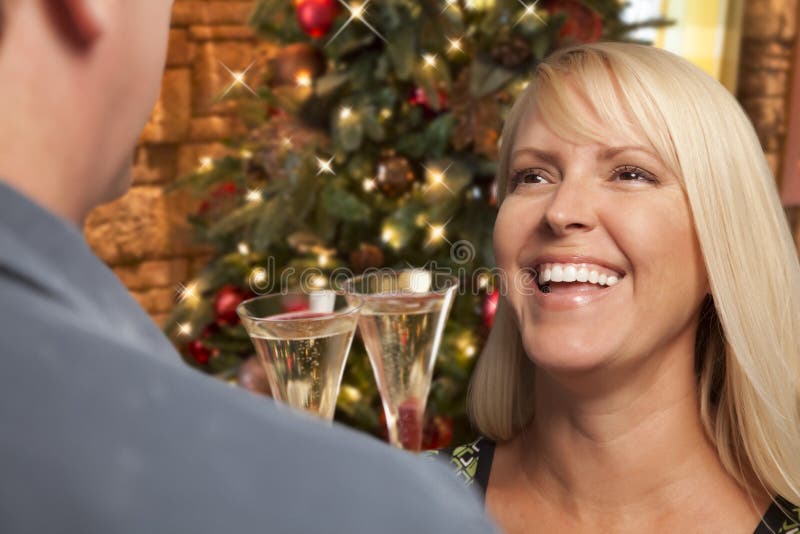 Fille assez blonde ayant une vie sociale avec Champagne Glass At Christmas Party image stock Fille assez blonde ayant une vie sociale avec Champagne Glass At Christmas Party image stock