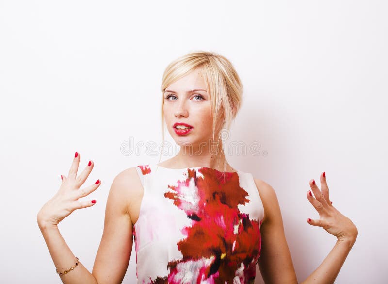 Fille assez blonde de jeunes présent quelque chose au spac blanc de copie images stock Fille assez blonde de jeunes présent quelque chose au spac blanc de copie images stock