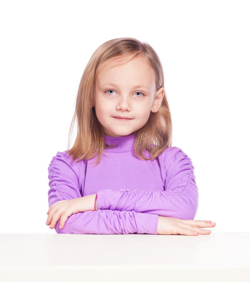 Fille assez jeune sur un fond blanc photographie stock Fille assez jeune sur un fond blanc photographie stock
