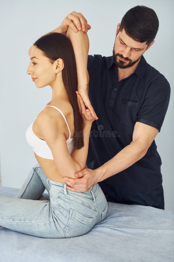 Fille assise. physiothérapeute travaille avec une jeune femme à l'intérieur du spa photographie stock libre de droits