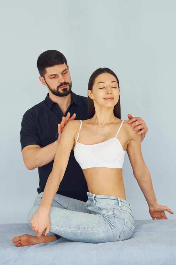 Fille assise. physiothérapeute travaille avec une jeune femme à l'intérieur du spa photo stock