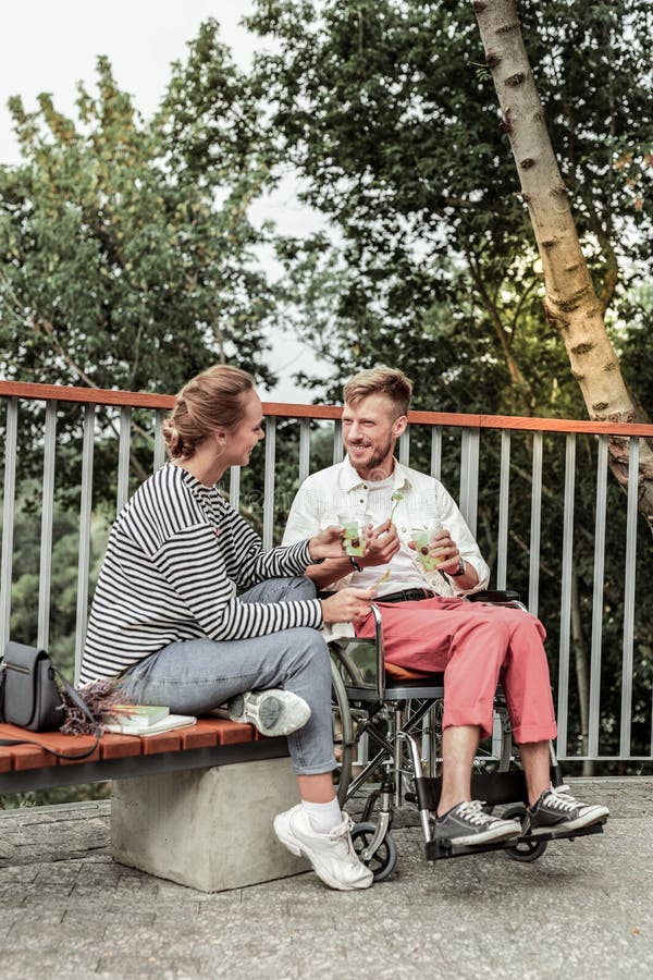 Fille attentive écoutant son associé handicapé image stock