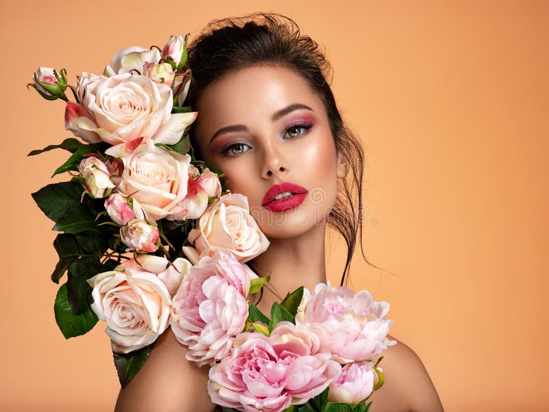 Fille attirante brune avec grand beau bouquet de fleurs Belle fille blanche avec des fleurs Jolie femme avec lumineux photo stock