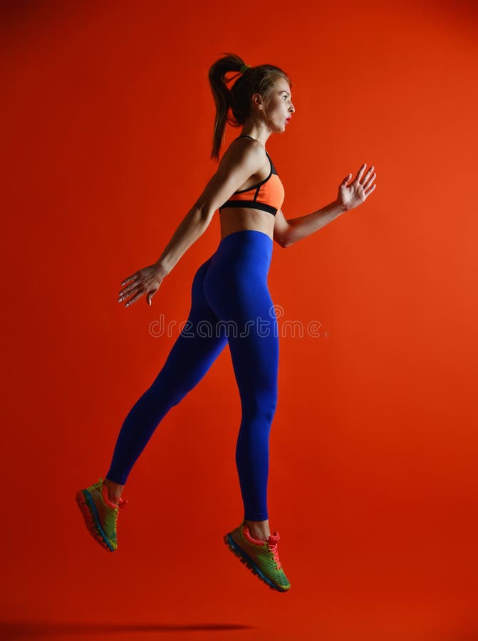 Fille attirante de forme physique dans sauter de sportwear photographie stock Fille attirante de forme physique dans sauter de sportwear photographie stock