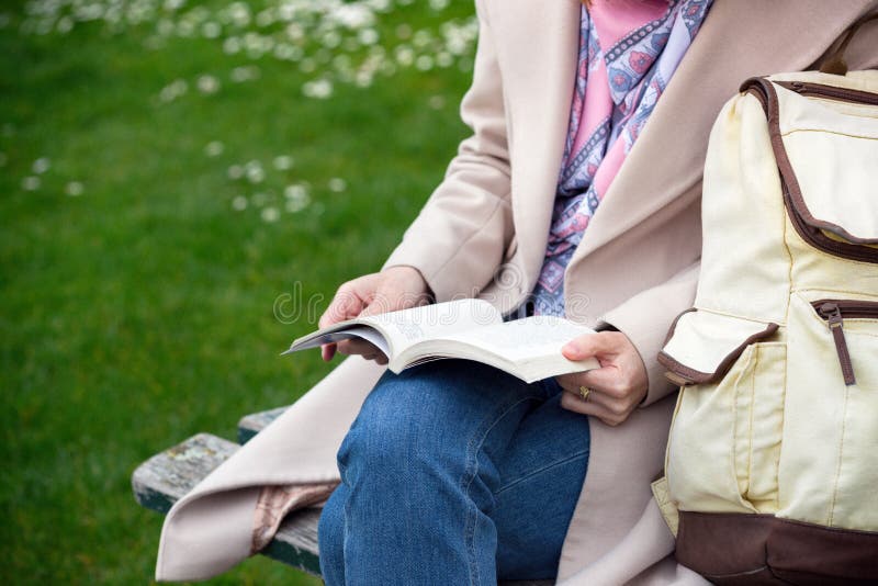 Fille au parc lisant un livre photos stock Fille au parc lisant un livre photos stock