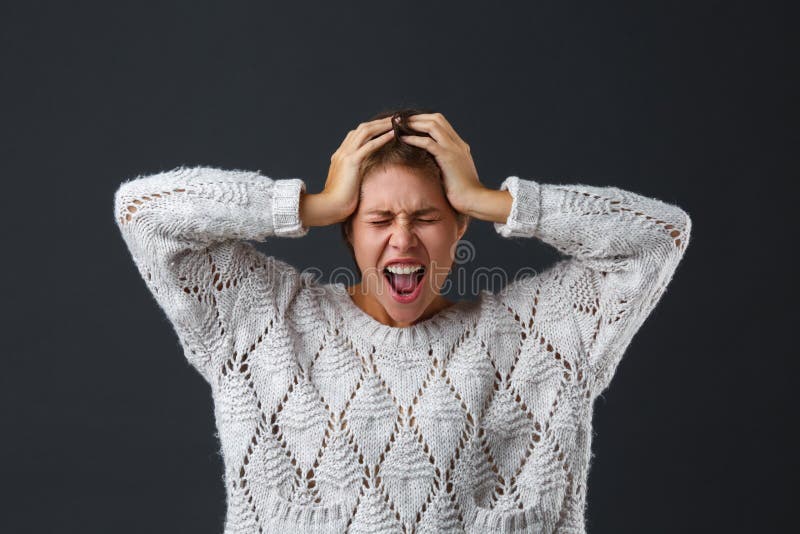fille aux cheveux foncés avec les cheveux courts sur un fond noir image libre de droits fille aux cheveux foncés avec les cheveux courts sur un fond noir image libre de droits
