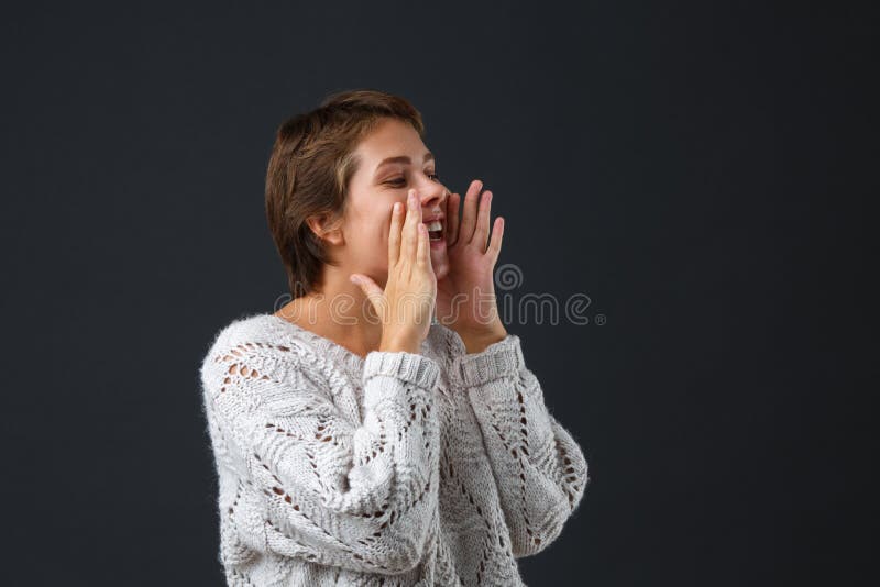 fille aux cheveux foncés avec les cheveux courts sur un fond noir images libres de droits fille aux cheveux foncés avec les cheveux courts sur un fond noir images libres de droits