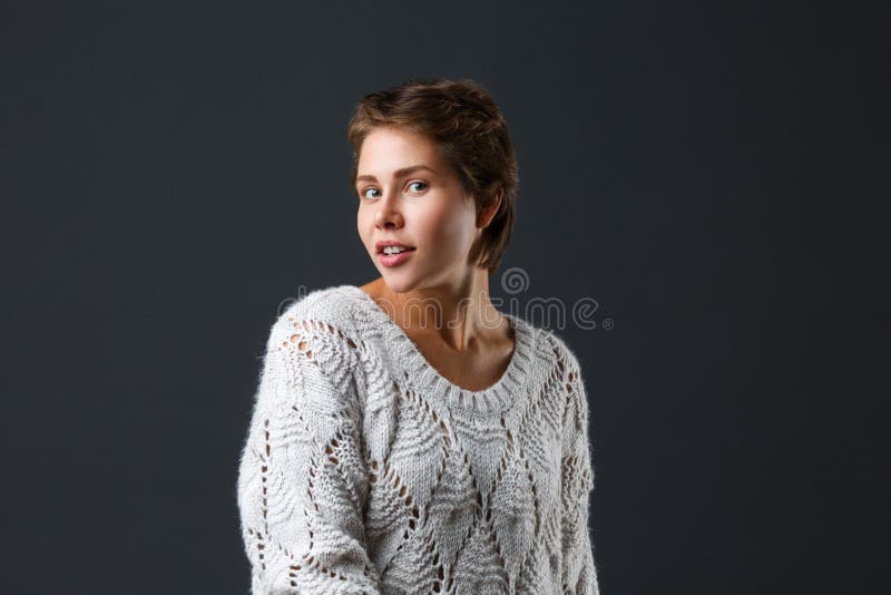 fille aux cheveux foncés avec les cheveux courts sur un fond noir image libre de droits fille aux cheveux foncés avec les cheveux courts sur un fond noir image libre de droits