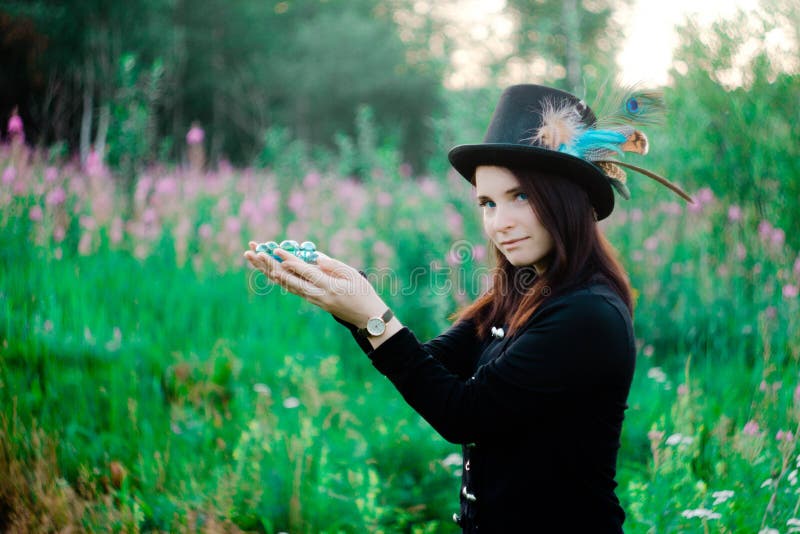 Fille aux yeux bleus tenant une balle de verre photos libres de droits Fille aux yeux bleus tenant une balle de verre photos libres de droits