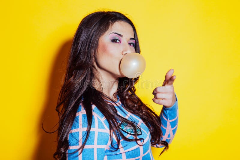 Fille Avec Chewinggum Dans La Bouche Photo stock Image du coup