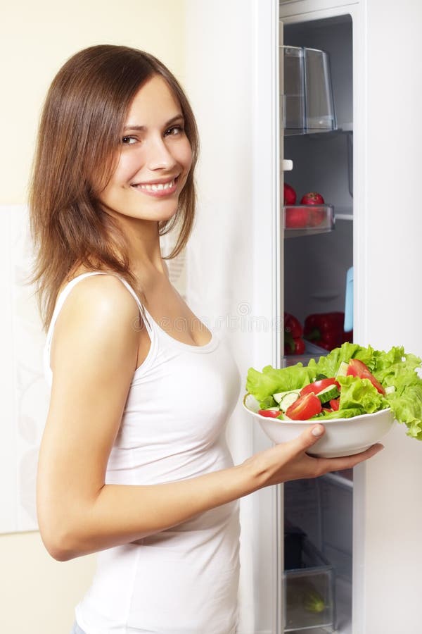 Fille avec de la salade saine image libre de droits Fille avec de la salade saine image libre de droits