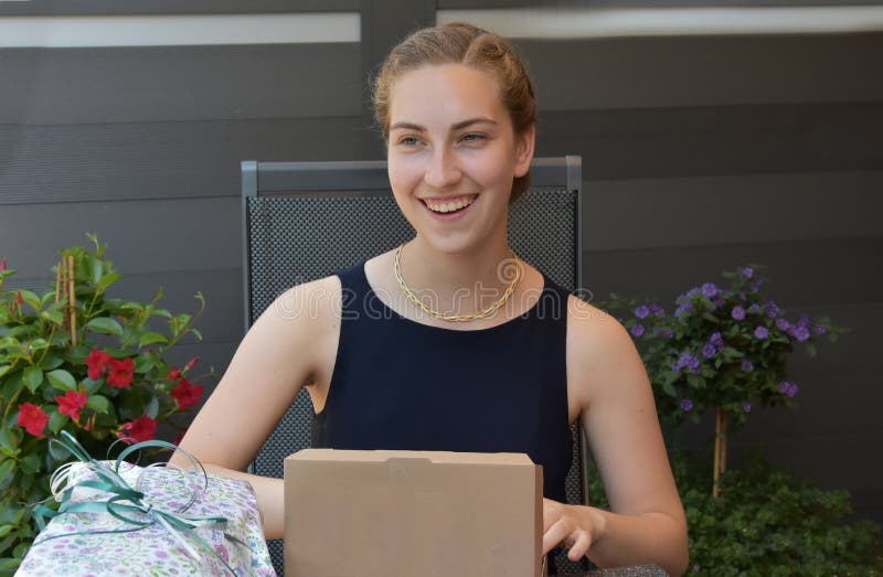 Fille avec des cadeaux images stock Fille avec des cadeaux images stock