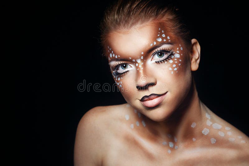 Fille avec des cerfs communs de maquillage images stock Fille avec des cerfs communs de maquillage images stock
