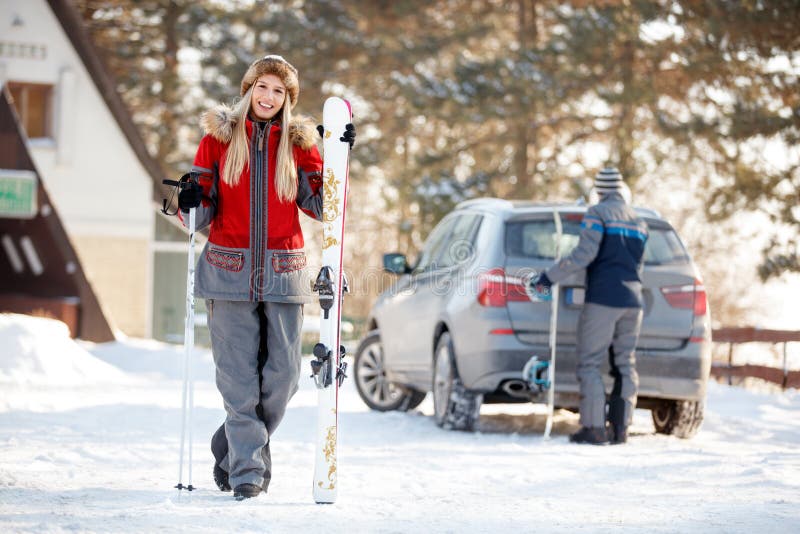 Fille avec des skis sur la montagne photo stock Fille avec des skis sur la montagne photo stock