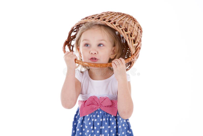 Fille avec des yeux bleus un panier sur sa tête photo libre de droits Fille avec des yeux bleus un panier sur sa tête photo libre de droits