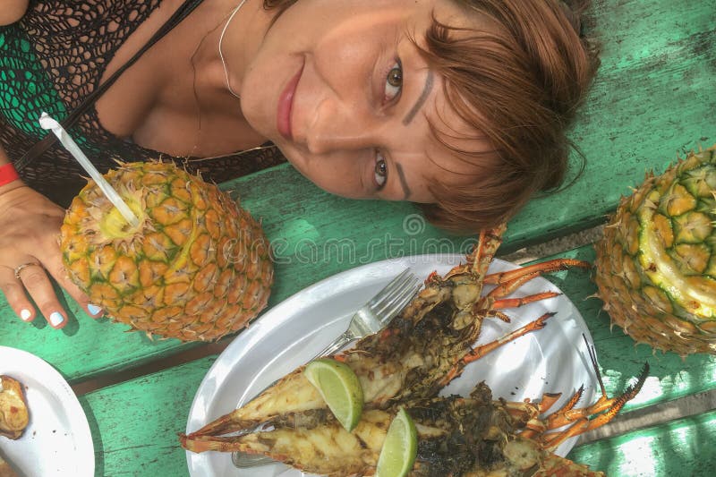 Fille avec l'ananas et la table de colada de pina avec le homard Le concept du voyage photographie stock Fille avec l'ananas et la table de colada de pina avec le homard Le concept du voyage photographie stock