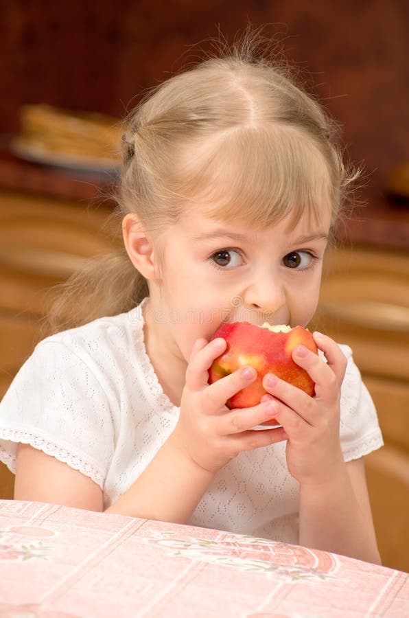 Fille avec la pomme photos libres de droits Fille avec la pomme photos libres de droits