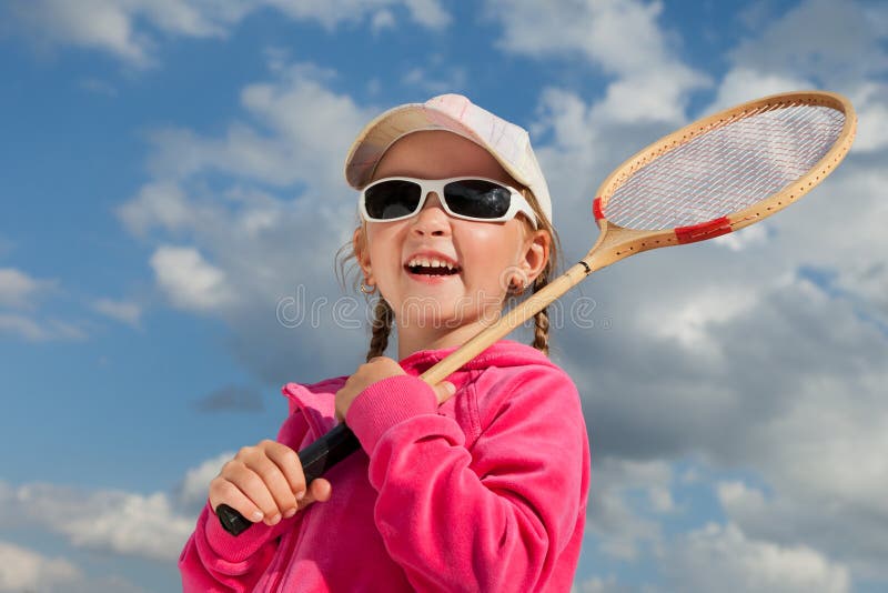 Fille avec la raquette pour le badminton